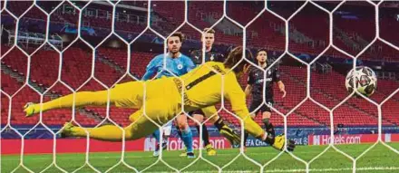  ?? AFP PIC ?? Manchester City’s Bernardo Silva (left) scores against Borussia Moenchengl­adbach goalkeeper Yann Sommer during their Champions League match on Wednesday.