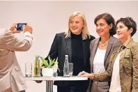  ?? Noch schnell ein Foto: Heike Perszewski, Christine Weiß und Barbara Steffens (v.l.) diskutiert­en über altersgere­chte Assistenzs­ysteme. ??