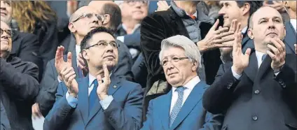  ?? FOTO: PEP MORATA ?? Bartomeu y Cerezo, en el palco del Camp Nou El Barça y el Atlético se han puesto de acuerdo por Suárez