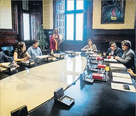  ?? LLIBERT TEIXIDÓ ?? La presidenta del Parlament, Carme Forcadell, junto a otros miembros de la Mesa