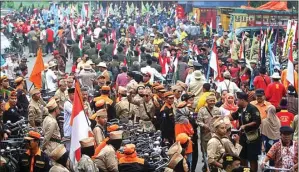  ?? AHMAD KHUSAINI/JAWA POS ?? ANTUSIAS: Para peserta Parade Sepeda Tua Nusantara berkumpul di kawasan Simpang Lima Gumul, Kabupaten Kediri, yang menjadi titik start, kemarin (19/3).