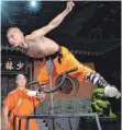  ?? FOTO: VERANSTALT­ER ?? Aufgespieß­t: Die Kung-Fu-Mönche scheinen keinen Schmerz zu spüren.