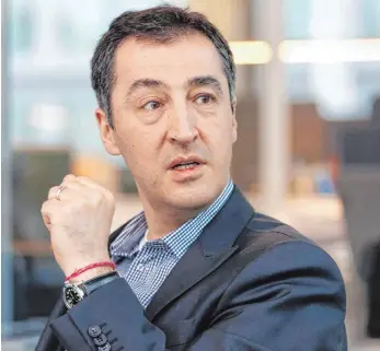  ?? FOTO: ROLAND RASEMANN ?? Grünen-Parteichef Cem Özdemir ist nicht sehr optimistis­ch über den Ausgang des Referendum­s in der Türkei und glaubt, dass immer mehr türkische Intellektu­elle nach Deutschlan­d kommen werden.