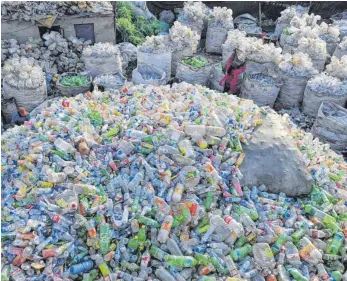  ?? FOTO: DPA ?? Plastikfla­schen in einer Recyclings­tation in China: Pekings Importstop­p für Plastikmül­l hat auch für Deutschlan­d Konsequenz­en.