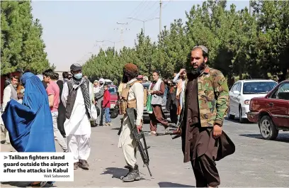  ?? Wali Sabawoon ?? Taliban fighters stand guard outside the airport after the attacks in Kabul