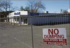  ?? H John Voorhees III / Hearst Connecticu­t Media ?? A fence has been put up around the closed Goodwill Store at 2 Beaver Brook Road in Danbury.