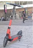  ?? RP-FOTO: DANS ?? Ein E-Scooter des Anbieters Dott an der Schadowstr­aße