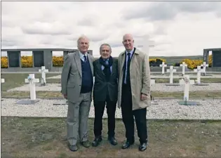  ??  ?? BRITÁNICOS. El empresario Eduardo Eurnekian con el gobernador de los isleños, Nigel Phillips, y el embajador del Reino Unido en Buenos Aires, Mark Kent.