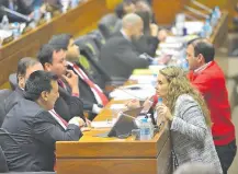  ??  ?? La diputada Rocío Vallejo (PPQ) conversa con sus colegas en la sala de sesiones de la Cámara de Diputados.