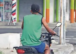  ??  ?? kEl jueves 7, un equipo de este Diario evidenció que en una zona del suroeste de Guayaquil, en un lapso de 2 minutos, seis motorizado­s circulaban sin utilizar casco.