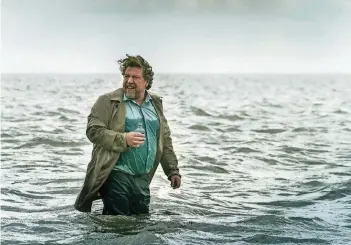  ?? FOTO: DPA ?? Kommissar Fredo Schulz (Armin Rohde) watet mit einer Flasche Alkohol in der Hand durchs Meer.