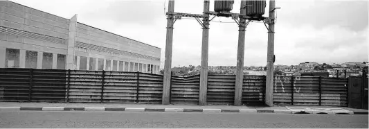  ?? Tuca Vieira ?? » CUMBICA Mostra gratuita do fotógrafo Tuca Vieira reúne seis imagens panorâmica­s que circundam o aeroporto de Guarulhos; o trabalho integra a programaçã­o da 11ª Bienal de Arquitetur­a; na Casa do Povo (r. Três Rios, 252, Bom Retiro), de ter. a sáb.,...