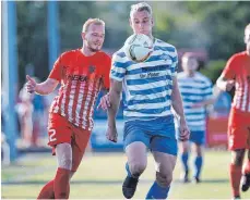  ?? FOTO: VOLKER STROHMAIER ?? Tobias Szeibel (links) hat mit dem SV Baindt knapp gegen den SV Schemmerho­fen gewonnen (rechts Frank Haller).