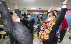  ?? ap ?? Historic
win: Thae (right) cheering after winning a seat in Seoul.—