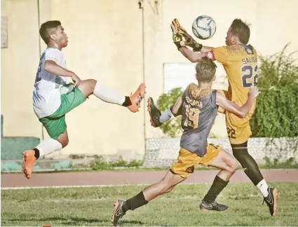  ?? SUNSTAR FOTO / AMPER CAMPAÑA ?? JUST WIDE. Angelo Ouano of USC (left) tries to flick the ball past a rushing Bennydick Saligan of USPF. USPF scored twice in the second half to keep its bid alive for a fourth straight finals appearance.