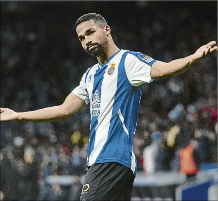  ?? FOTO: GERARD FRANCO ?? Yangel Herrera estrenó su casillero con el Espanyol
El venezolano señaló y se fundió en un abrazo con De Tomás tras su gol