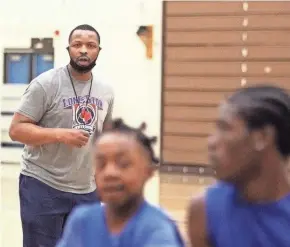  ?? MARK STEWART / MILWAUKEE JOURNAL SENTINEL ?? Milwaukee North boys basketball coach coach Kalombo Kadima leads practice Wednesday.