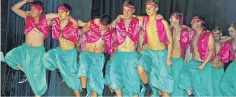  ?? FOTOS: HANSJÖRG STEIDLE ?? 60. Maskenpräm­ierung 2018: MKW-Boys bei ihrem imposanten Showtanz zum Thema „Best of“in der Westerheim­er Albhalle.