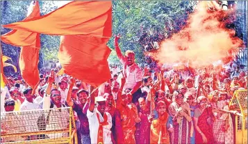  ?? PICS: BL SONI ?? Shiv Sena workers celebrate after the party’s victory in Mumbai civic polls on Thursday.