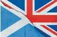  ??  ?? Zerreißpro­be: die schottisch­e Fahne und der britische Union Jack.