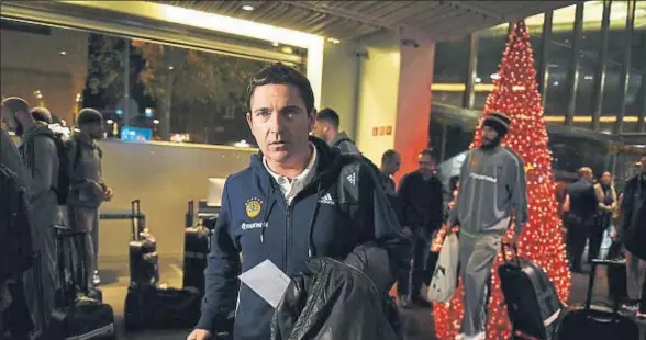  ?? ÀLEX GARCIA ?? Xavi Pascual, ayer tarde, a su llegada al hotel de Les Corts con el Panathinai­kos