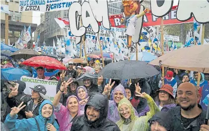  ?? MAXI FAILLA ?? Feligresía.
Pese al mal clima, el cristinism­o hizo sentir su clamor por la candidatur­a de la vice.