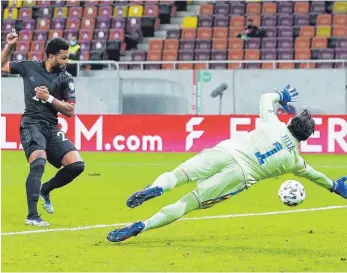  ?? FOTO: IMAGO IMAGES ?? Und drin ist der Ball – Serge Gnabry (li.) erzielt das entscheide­nde Tor gegen Rumänien.