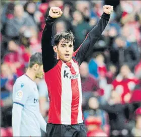  ?? FOTO: JUAN ECHEVERRÍA ?? Ibai Gómez El futbolista rojiblanco celebra la victoria ante el Levante