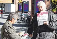  ??  ?? Wolfgang Räuschl, der vor dem Kulturzent­rum Gasteig Zeitungen verkauft, hat wieder ein Dach über dem Kopf und Freude an seinem Job.