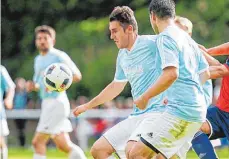  ?? FOTO: VOLKER STROHMAIER ?? Im Derby ist der VfB Gutenzell (hier Patrick Schmid) Gastgeber gegen den TSV Kirchberg.