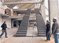  ??  ?? Las escaleras internas. Así se observa la parte interior de la nueva tribuna Hualfin.