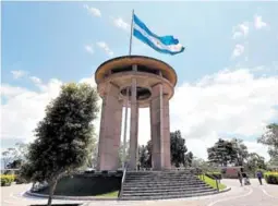  ?? FOTO: EL HERALDO ?? El monumento de La Paz, patrimonio de Honduras, y en especial de Tegucigalp­a, se utilizó para revelar el sexo del hijo del funcionari­o.