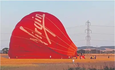  ?? Picture: Sean Mulholland ?? Youngsters raced to the field to see the balloon close up.