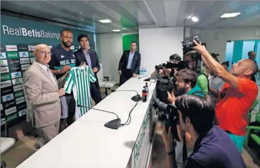  ??  ?? TRANQUILID­AD. Lorenzo Serra Ferrer, vicepresid­ente deportivo del Betis, junto al brasileño Sidnei y el presidente verdiblanc­o, Ángel Haro.