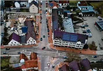  ?? Foto: Alexander Kaya (Archivbild) ?? Die Sparkasse baut ihren Sitz in Illertisse­n um. Nur das Kompetenzc­enter an der Ulmer Straße, auf dem Bild am roten Schriftzug auf dem Gebäude erkennbar, soll bleiben.