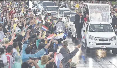  ??  ?? Una multitud de creyentes saluda el paso del papa Francisco a poco de pisar tierra paraguaya.