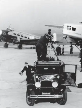  ??  ?? Accueilli par la presse et les actualités cinématogr­aphiques, le Laurent-Guerrero vient de se poser au Bourget le 11 décembre 1937 à l’issue de son long voyage de 26 000 km. L’avion revient avec trois nouveaux records internatio­naux. Mais sa charge...