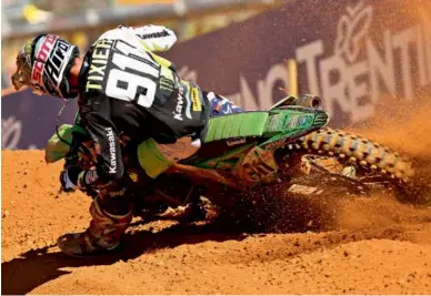  ??  ?? Décidément, cette saison 2017 est difficile pour Jordi Tixier. Toujours handicapé par une blessure aux adducteurs, le Français serre les dents mais une chute à Agueda l’a contraint à un double DNF.