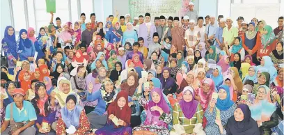  ??  ?? TERIMA KASIH: Nancy (barisan belakang, tengah) ditemani Aidel merakam kenangan bersama penerima sumbangan Ramadan Zon Sadong Jaya di Masjid Darul Iman semalam.