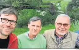  ?? E.S. ?? Jaap de Rode, de la Emory University (EEUU); Diego Jordano, de la Universida­d de Córdoba, y Juan Fernández Haeger, en una visita al Guadarranq­ue.
