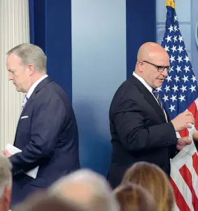  ?? (Walsh/Ap) ?? Sala stampa Il consiglier­e per la sicurezza nazionale H.R. McMaster si dirige verso il podio lasciato libero dal portavoce della Casa Bianca Sean Spicer