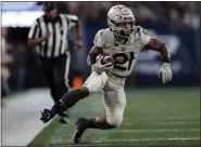  ?? ADAM HUNGER/THE ASSOCIATED PRESS ?? Army running back Tyrell Robinson runs against Navy during the Black Knights’ 17-13loss on Saturday, Dec. 11, in East Rutherford, N.J.