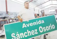  ?? vanessa.serra@gfrmedia.com ?? La vida útil de los letreros de tránsito fluctúa entre 10 y 12 años, según Rey Santana, propietari­o de Rótulos Santana.
