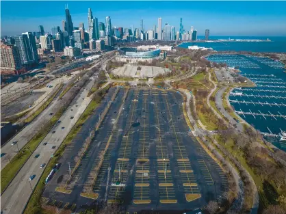  ?? E. JASON WAMBSGANS/CHICAGO TRIBUNE ?? Soldier Field and the south parking areas on Dec. 5.