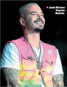 J Balvin lleva traje con falda al desfile de Louis Vuitton en Paris