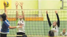  ?? FOTO: SVO ?? Am Block von Leonie Knaus scheitert hier eine Friedrichs­hafener Spielerin. Johanna Gräser und Sandra Meidert sichern den Block ab.