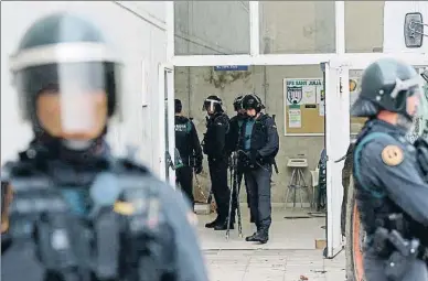  ?? DANI DUCH / ARCHIVO ?? Agentes de la Guardia Civil en el registro de un punto de votación de Girona