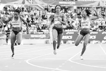  ?? - AFP photo ?? Jamaica’s Elaine Thompson (2ndR) wins the women’s 100m of Paris’ Diamond League athletics meeting, on July 1, 2017 in Paris.