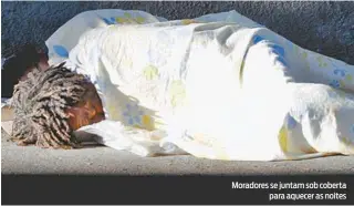  ?? SEVERINO SILVA ?? Moradores se juntam sob coberta para aquecer as noites