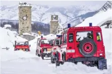  ?? BILD: SN/APA/AFP/ANDREAS SOLARO ?? Feuerwehrl­eute in Amatrice.